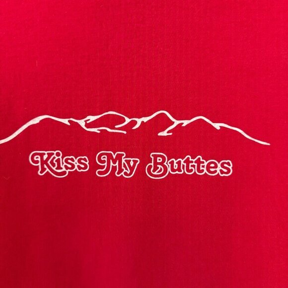 Hanes Red Crew Neck Short Sleeve "Kiss My Buttes" T-Shirt - Picture 3 of 4
